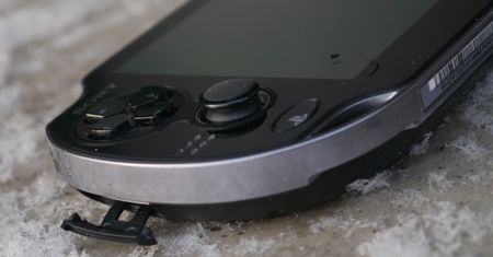 PS Vita: to gdzie się wsadza tę kartę SIM?... [WIDEO z dużą ilością czekania]