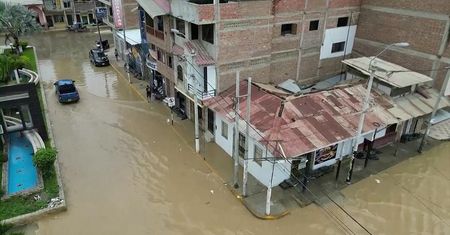 Peru: Woda płynie ulicami Cusipata pośród wylewających się rzek, gdy cyklon Yaku uderzył w kraj