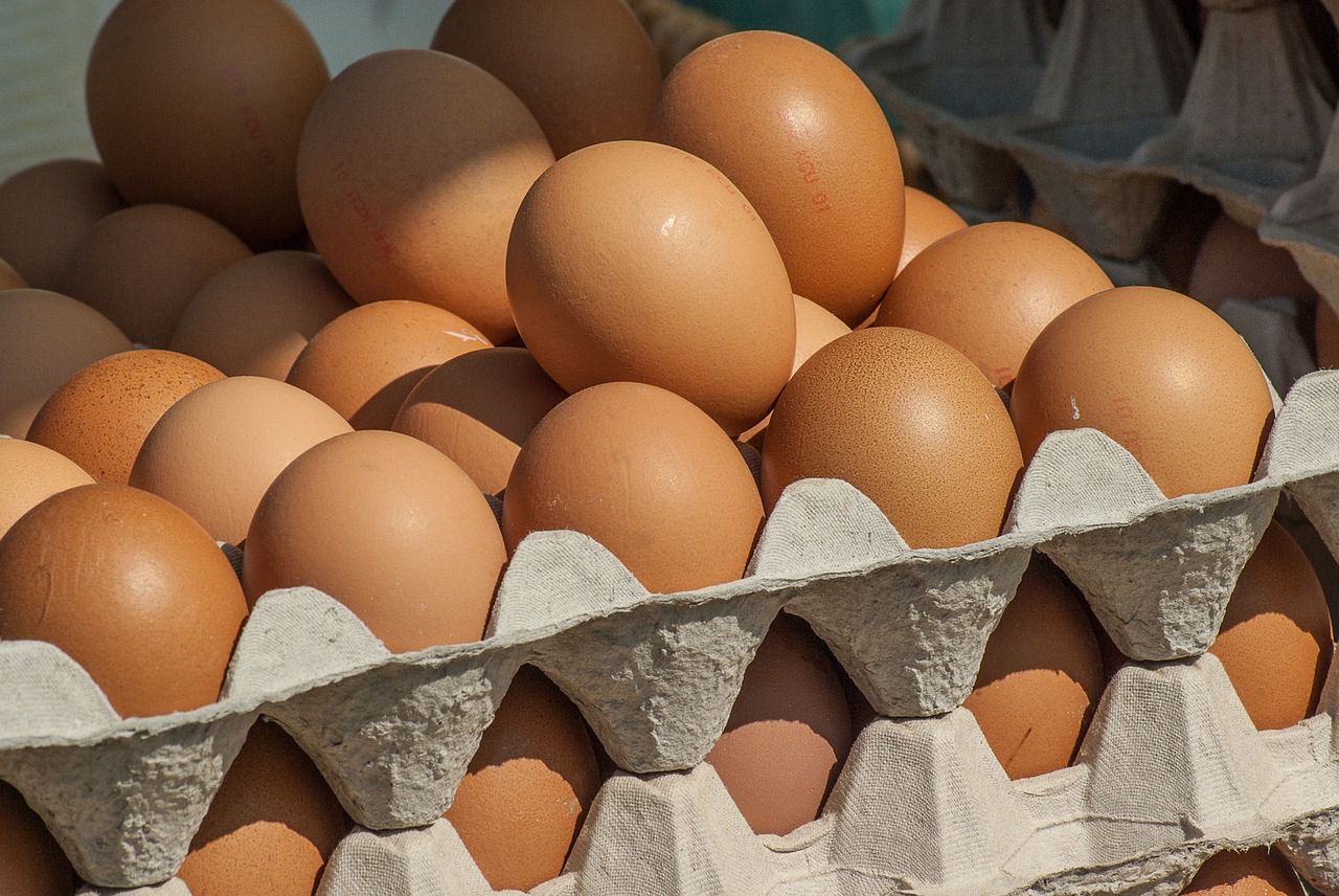 Wykorzystując skorupki i wkłady po jajkach możesz przygotować oryginalne ozdoby na Wielkanocny stół