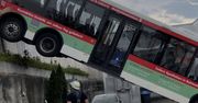 Autobus spadł z wiaduktu i uderzył w ścianę sklepu
