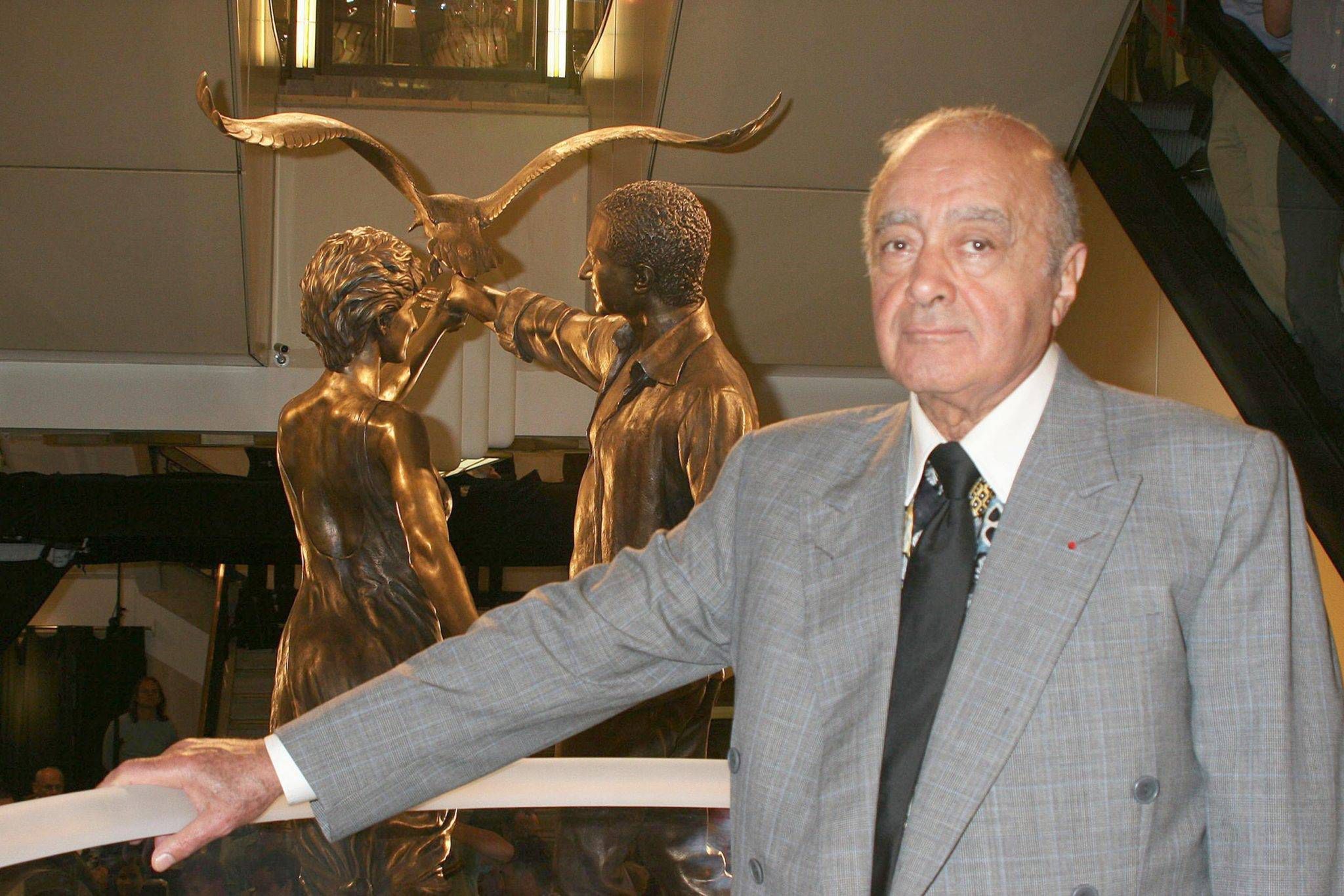 Mohammed Al Fayed na tle pomnika Diany i Dodiego