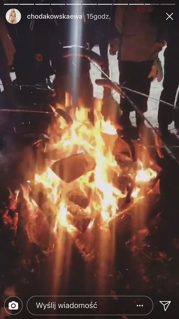 Ewa Chodakowska je kiełbaski z ogniska