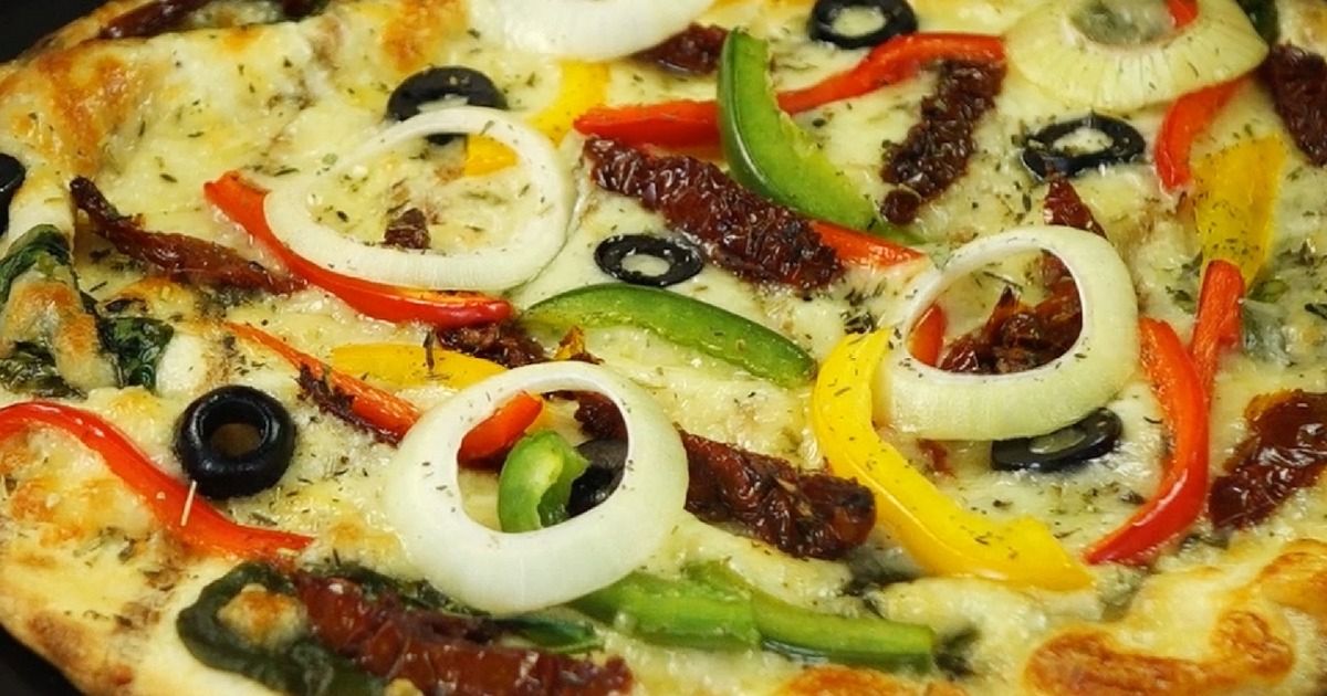 Pizza z crème fraîche i kolorowymi warzywami inspirowana przepisem z Domino's Pizza