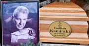 Skandal na pogrzebie Emiliana Kamińskiego. Żałobnik zdewastował pomnik. Mało brakowało, a ucierpieliby inni goście cmentarza