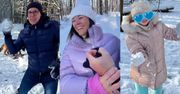 Cichopek zabrała Kurzajewskiego i córkę na spacer. Bliscy obrzucali ją śnieżkami. Ależ to była zabawa! [DUŻO ZDJĘĆ]