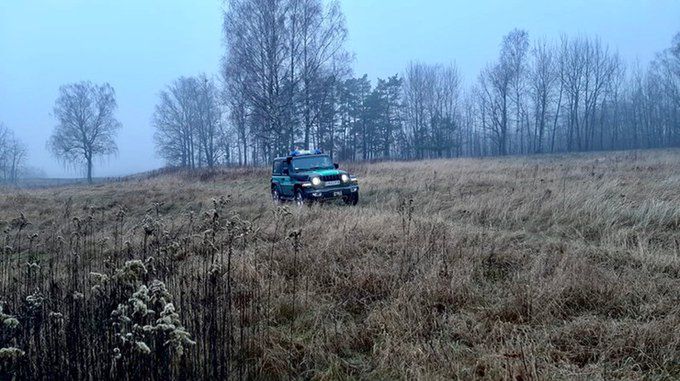 Znaleziono zwłoki trzech osób przy granicy z Białorusią. Na miejscu pracują służby i prokuratura.