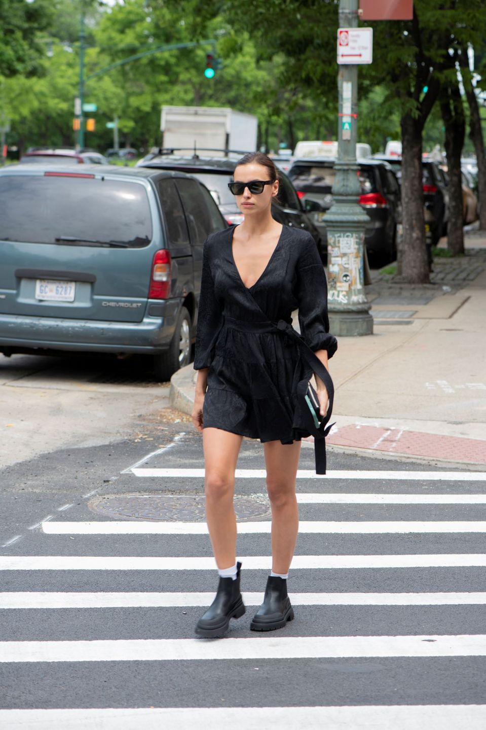 Irina Shayk w sukience polskiej marki na spacerze po Nowym Jorku