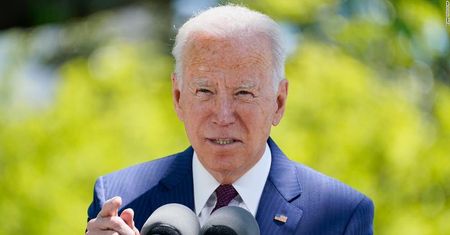 J. Biden zachęca wszystkich do zaszczepienia się w pełni przeciwko COVID-19.