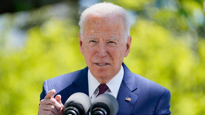 J. Biden zachęca wszystkich do zaszczepienia się w pełni przeciwko COVID-19.