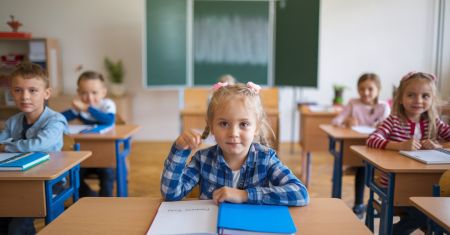Jak pomóc dzieciom przejść z okresu wakacji do szkoły