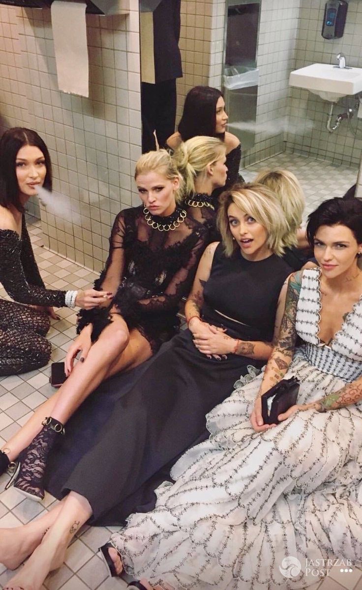 Bella Hadid, Lara Stone, Paris Jackson i Ruby Ros palą papierosy w toalecie podczas MET