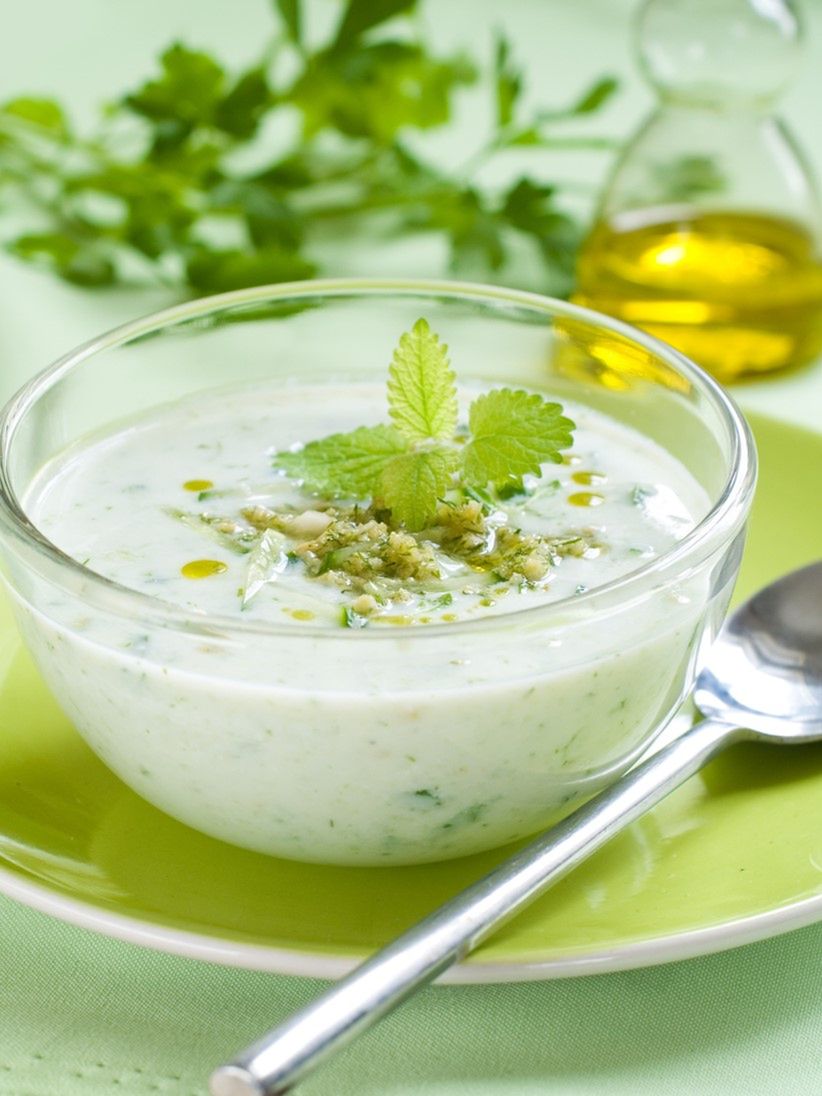 Chłodnik ogórkowo-miętowy z chrupiącymi grzankami