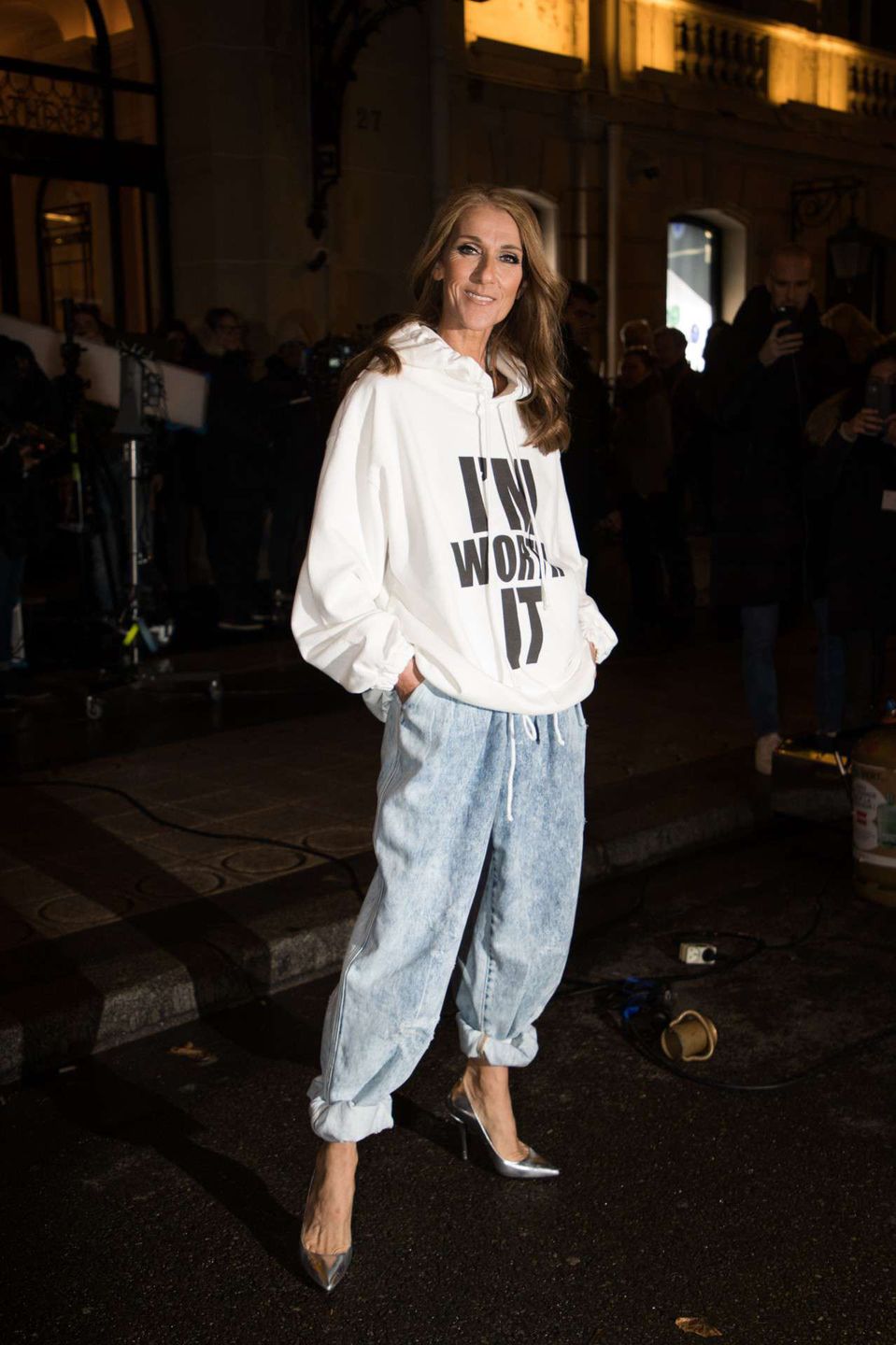 Celine Dion w białej bluzie z kapturem
