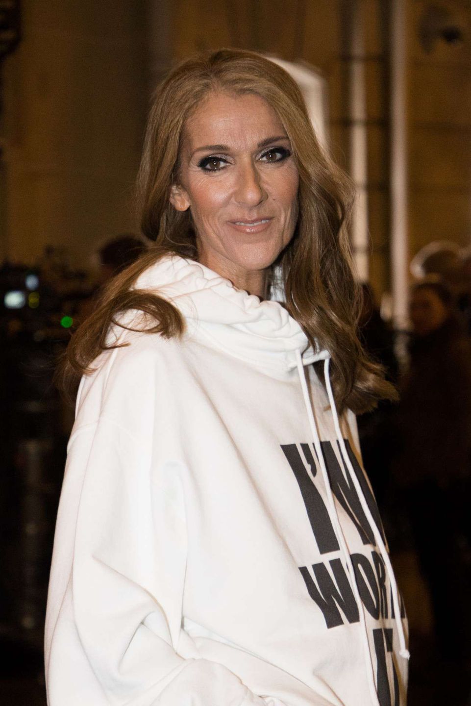 Celine Dion w białej bluzie z kapturem