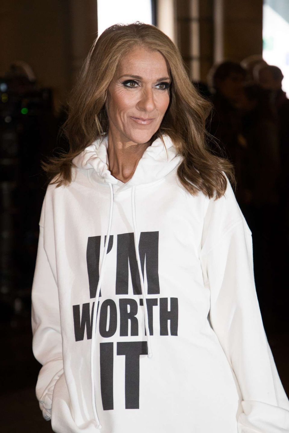 Celine Dion w białej bluzie z kapturem