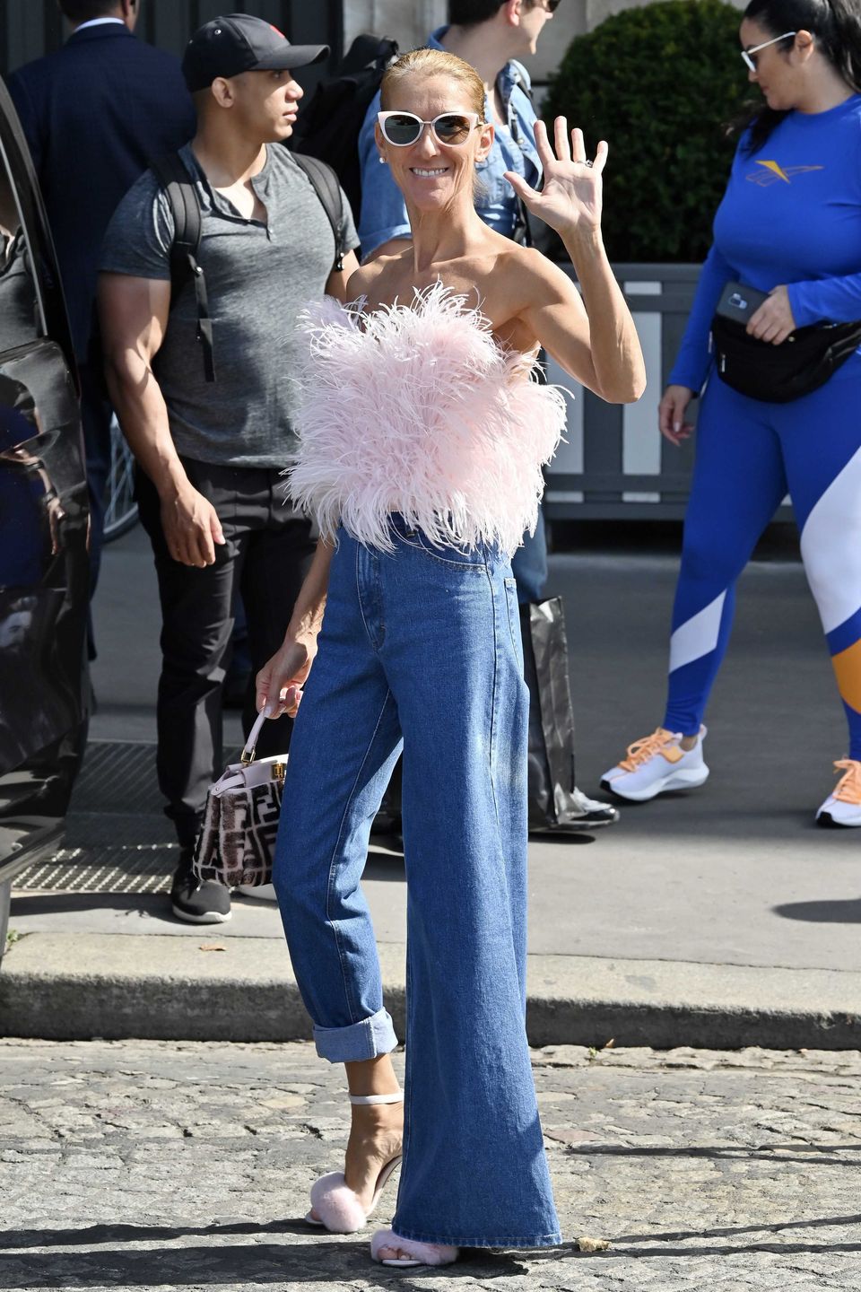 Semi-Exclusif - Céline Dion à la sortie de l'hôtel Crillon à Paris. Le 28 juin 2019 Semi-Exclusive - Céline Dion seen leaving the Crillon's Hotel in Paris. On june 28th 2019