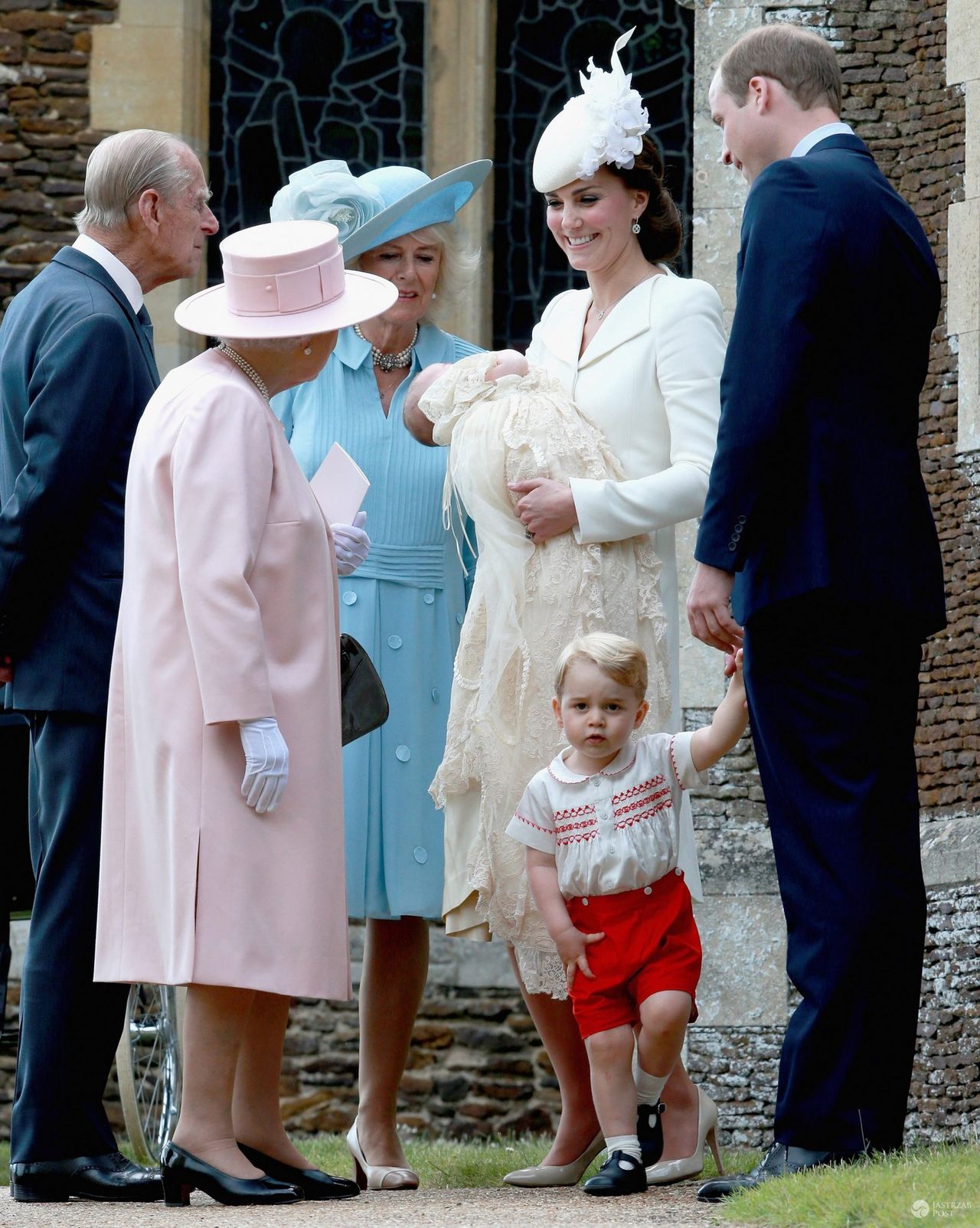 Chrzest księżniczki Charlotte. Na zdj. królowa Elżbieta i książę Filip, księżna Camilla, księżna Kate z córką i książę William z synem George'em