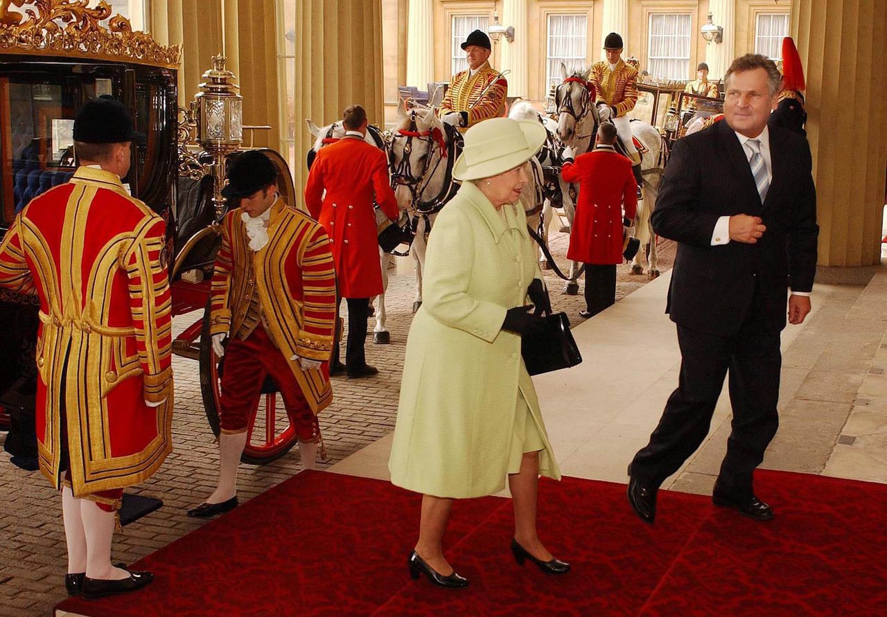 Aleksander Kwaśniewski i królowa Elżbieta II w Pałacu Buckingham