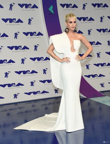 MTV Video Music Awards 2017 - Katy Perry

Kreacja:  Stephane Rolland