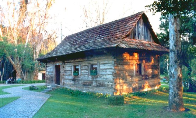 Chata polskich osadników z XIX w. w Lasku Jana Pawła II w Kurytybie, fot. MarcusMBz, domena publiczna 