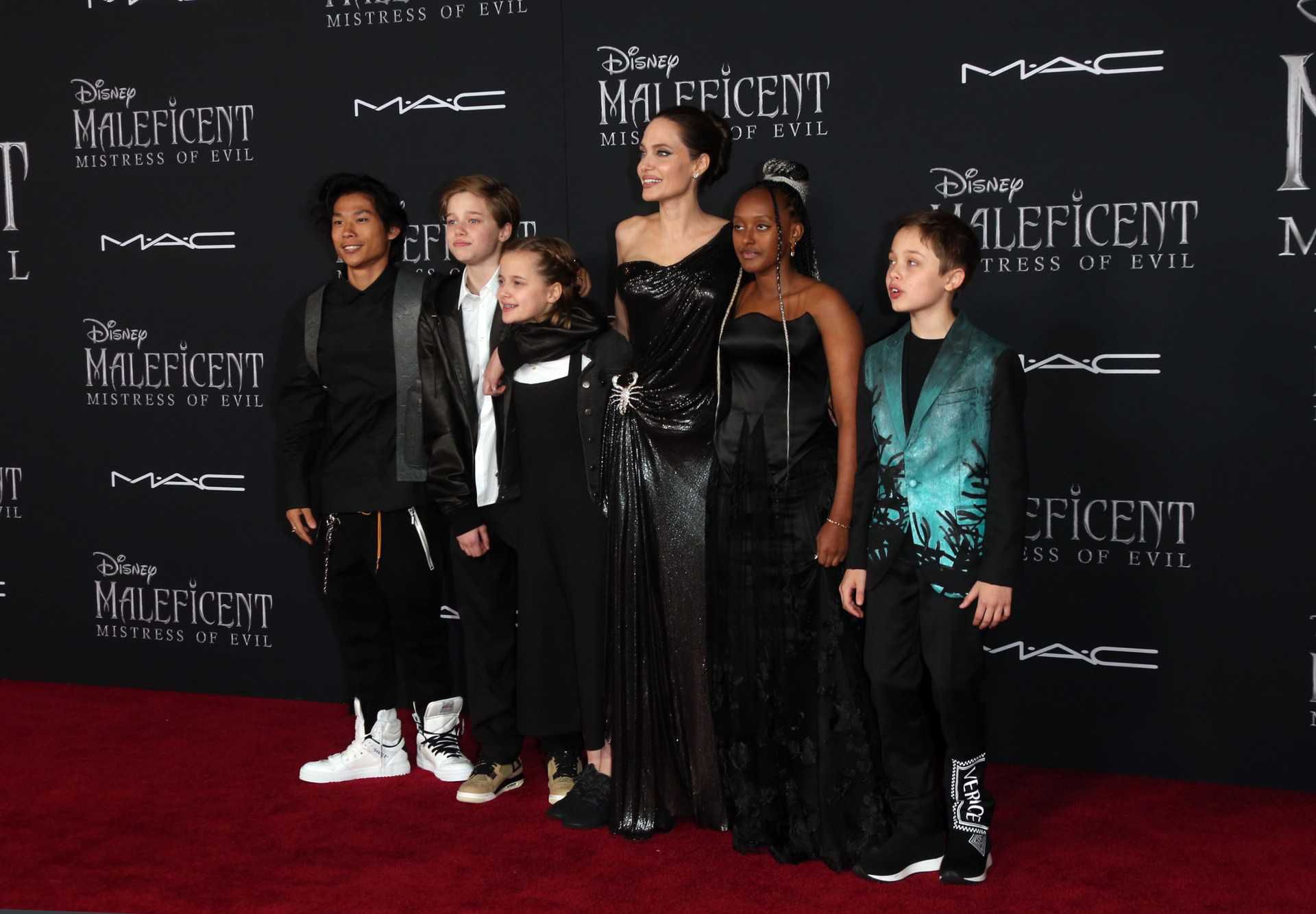 Angelina Jolie z dziećmi na premierze Czarownicy