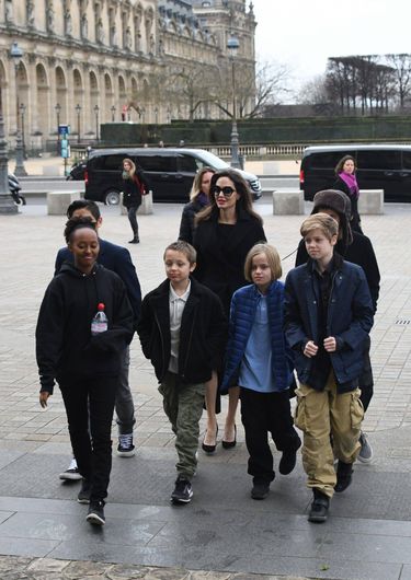 Angelina Jolie z dziećmi w Paryżu (Luwr)