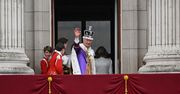Rodzina królewska na balkonie Pałacu Buckingham – bez Andrzeja i Harry’ego