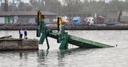 Gdańsk: dźwig stoczniowy z wyspy Ostrów wpadł do kanału portowego