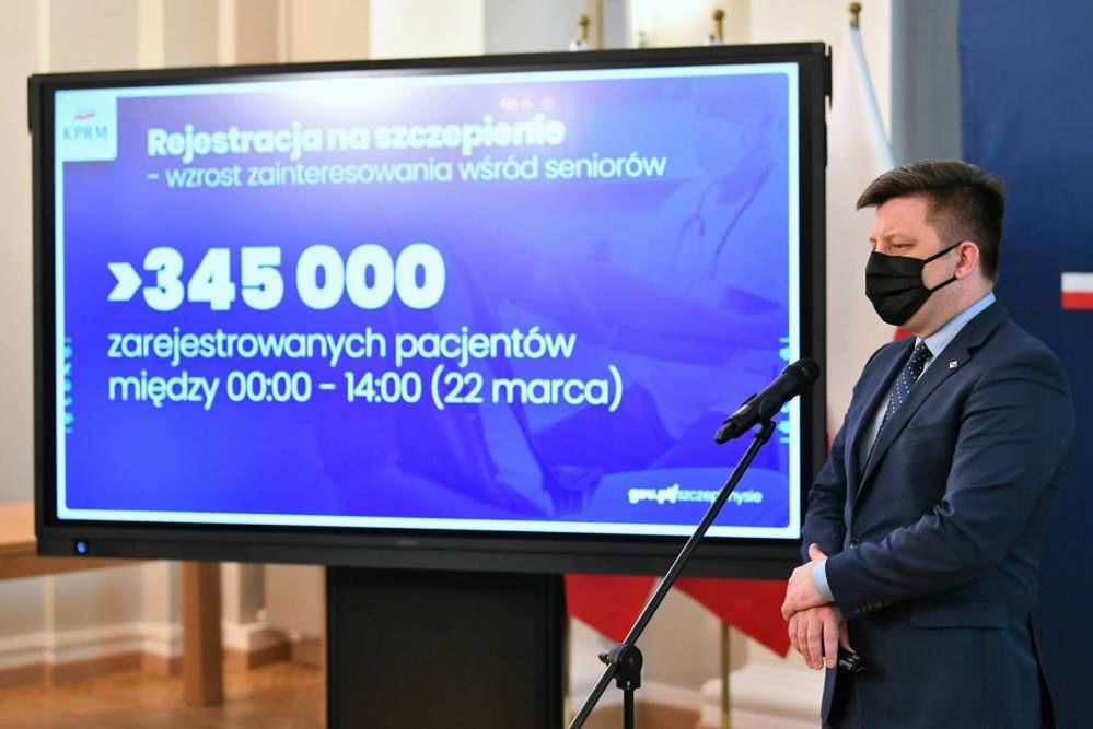 <p>Wroc³aw, 22.03.2021. Koronawirus w Polsce. Szef KPRM Micha³ Dworczyk podczas konferencji prasowej w Sali Kolumnowej Dolnol¹skiego Urzêdu Wojewódzkiego we Wroc³awiu, 22 bm. Tematem spotkania by³ aktualny stan realizacji Narodowego Planu Szczepieñ. (amb/ran) PAP/Maciej Kulczyñski</p>