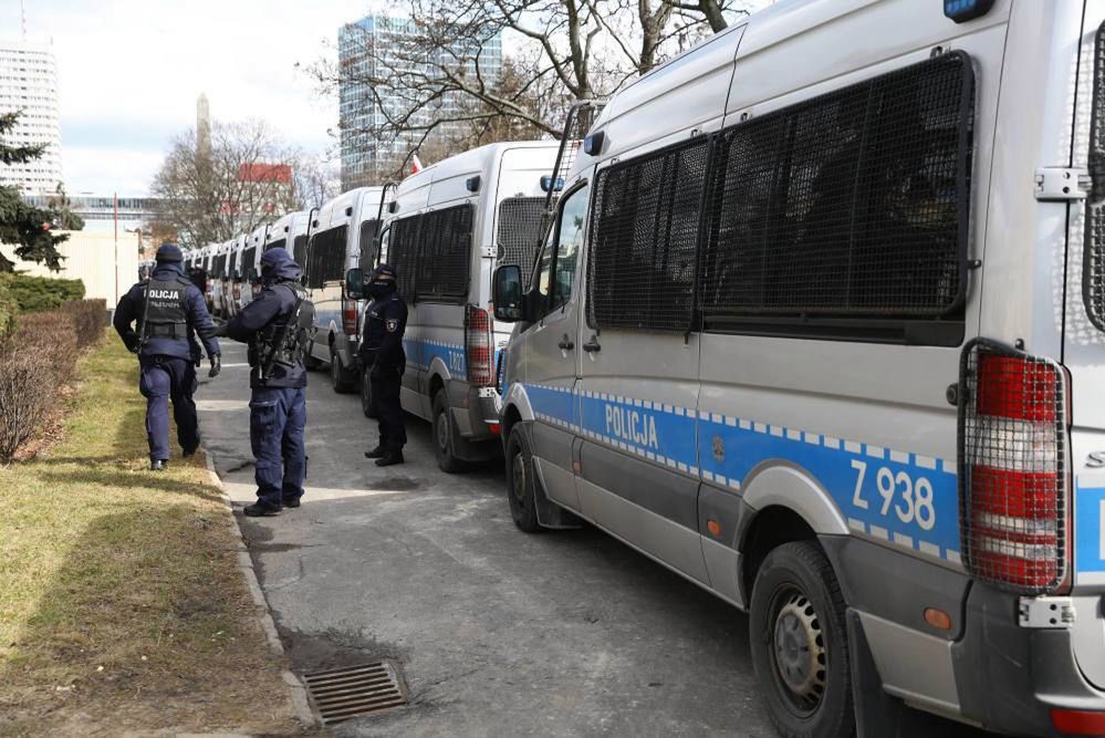 Nerwowa atmosfera po przemówieniu Kaczyńskiego – protest i interwencja policji przy pomniku smoleńskim