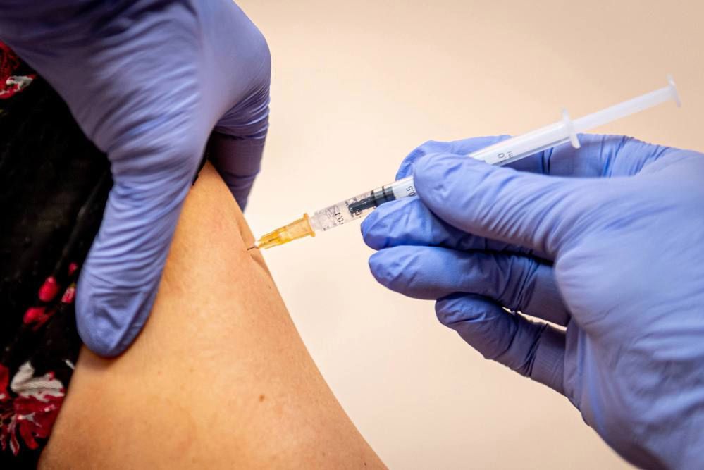 W poniedziałek rozpoczynają się szczepienia osób przewlekle chorych.