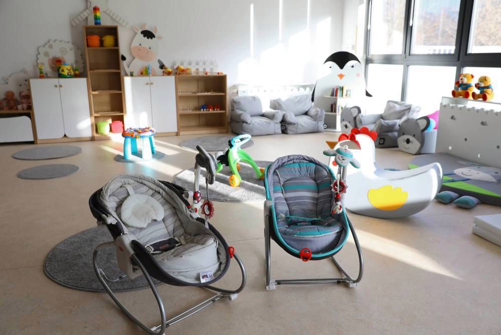 <p>Warszawa, 05.12.2018. Wizyta prezydenta Warszawy Rafa³a Trzaskowskiego w nowym ¿³obku przy ul. L. To³stoja 2, w którym odbywaj¹ siê zajêcia adaptacyjne. Ze ¿³obka od poniedzia³ku korzysta 150 dzieci. (soa) PAP/Rafa³ Guz</p>