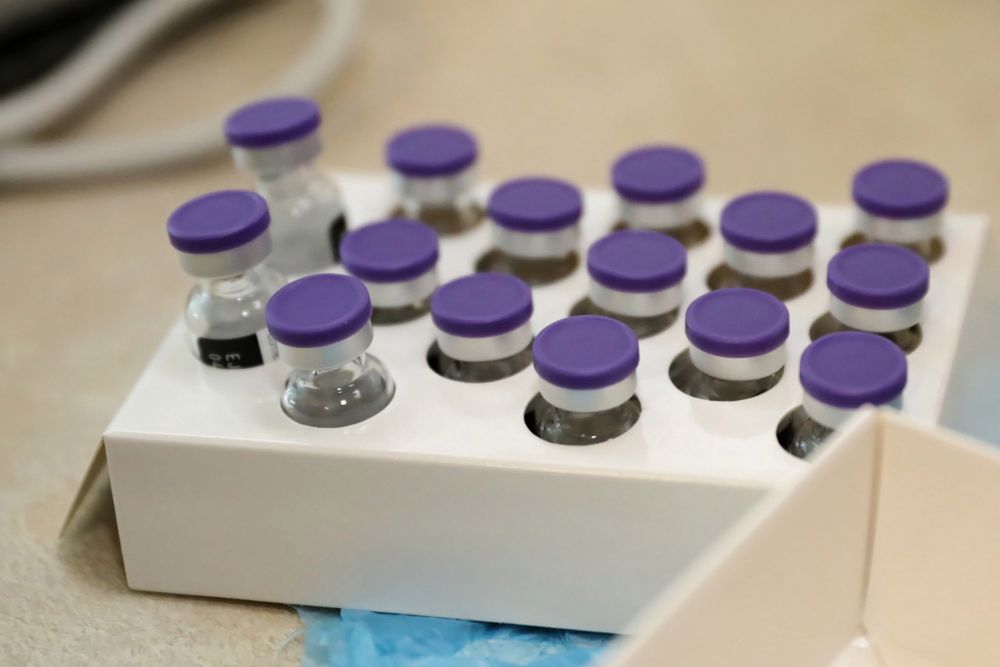 <p>Nowy Targ, 27.12.2020. Koronawirus w Polsce. Pierwsza partia zakupionych przez Polskê szczepionek Comirnaty firmy Pfizer i BioNTech na Covid-19 dotar³a do Podhalañskiego Szpitala Specjalistycznego im. Jana Paw³a II w Nowym Targu, 27 bm. (aldg) PAP/Grzegorz Momot</p>