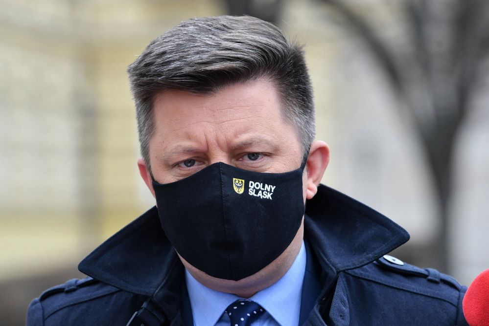 <p>Warszawa, 23.03.2021. Koronawirus w Polsce. Szef Kancelarii Prezesa Rady Ministrów, pe³nomocnik rz¹du ds. szczepieñ przeciwko Covid-19 Micha³ Dworczyk podczas konferencji prasowej przed siedzib¹ KPRM w Warszawie, 23 bm. (amb) PAP/Radek Pietruszka</p>