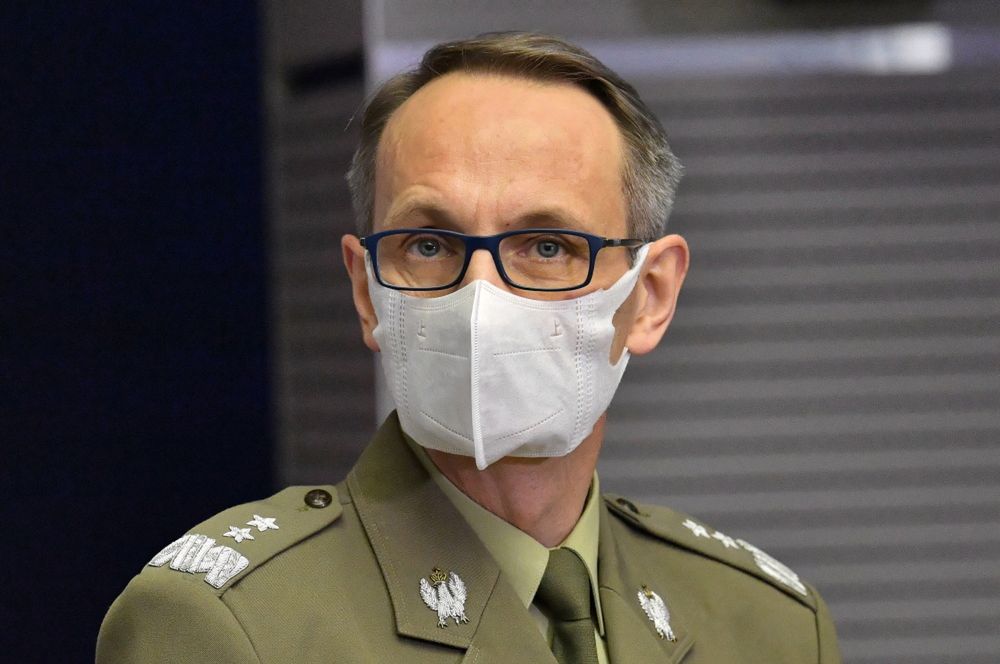 <p>Warszawa, 16.11.2020. Koronawirus w Polsce. Dyrektor Wojskowego Instytutu Medycznego w Warszawie gen. Grzegorz Gielerak podczas konferencji w sprawie postêpu prac w organizacji tymczasowego wojskowego szpitala zakanego dla pacjentów zaka¿onych koronawirusem na warszawskim Okêciu, 16 bm. (jm) PAP/Radek Pietruszka</p>