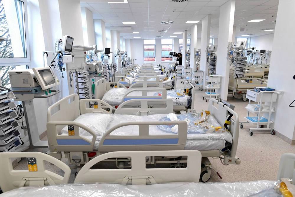 Ostatniej doby do polskich szpitali trafiło ponad 800 pacjentów z COVID-19.