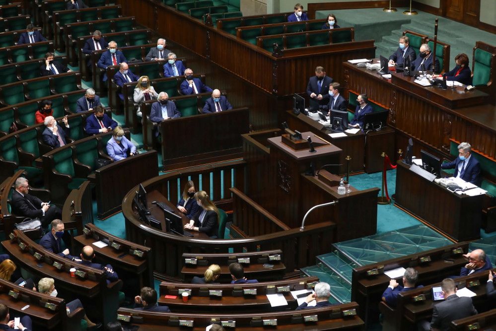 Sejm: opozycja chce odrzucenia projektu ustawy dot. likwidacji OFE; PiS: to naprawa nieudanej reformy.