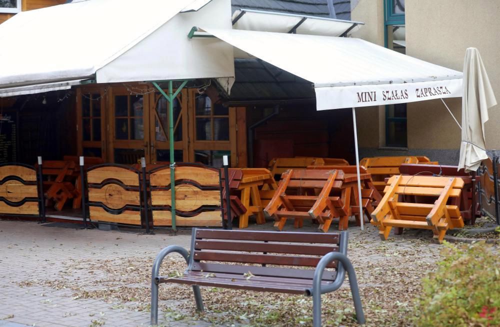 <p>Zakopane, 24.10.2020. Koronawirus. Nieczynne restauracje, 24 bm. na Krupówkach w Zakopanem. Zgodnie z decyzj¹ rz¹du od soboty ca³a Polska jest czerwon¹ stref¹, lokale gastronomiczne mog¹ wiadczyæ tylko us³ugi na wynos. (sko) PAP/Grzegorz Momot</p>