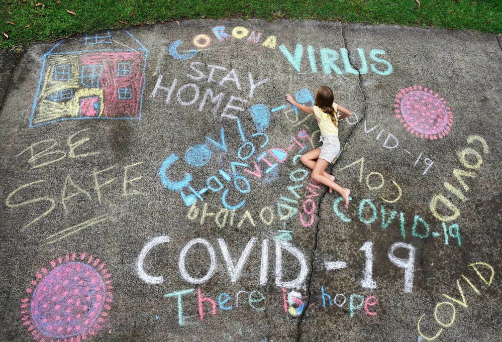 <p>epa08374474 A young girl writes with chalk on her home driveway on the Gold Coast, Australia, 21 April 2020. Students around Australia will remain to be schooled at home for the first part of Term 2 with a staggered return likely during May.  EPA/DAVE HUNT AUSTRALIA AND NEW ZEALAND OUT<br />
Dostawca: PAP/EPA.</p>