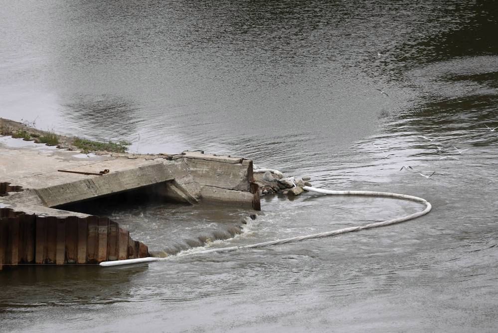 <p>Warszawa, 14.10.2020. Kolektor ciekowy w okolicach Mostu Marii Sk³odowskiej-Curie w stolicy, 14. bm. Jak poinformowa³ prezydent miasta Rafa³ Trzaskowski, z powodu wzrostu poziomu wody w Wile mo¿e zajæ koniecznoæ demonta¿u ruroci¹gu usytuowanego na tymczasowym mocie pontonowym, którym obecnie miejskie nieczystoci lewobrze¿nej Warszawy przesy³ane s¹ do oczyszczalni cieków &#8220;Czajka&#8221;. (rg/dw) PAP/Rafa³ Guz</p>