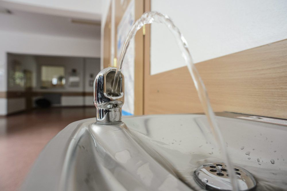 <p>Lublin, 26.08.2014. róde³ko z wod¹ pitn¹ zaprezentowane podczas konferencji prasowej nt. instalacji róde³ek w lubelskich szko³ach, 26 bm. w Szkole Podstawowej nr 21 w Lublinie. Od wrzenia br. na korytarzach w 15 szko³ach w Lublinie bêdzie mo¿na korzystaæ ze róde³ek z wod¹ pitn¹. róde³ka maj¹ zdrow¹ i darmow¹ alternatyw¹ dla uczniów, którzy czêsto kupuj¹ s³odkie, gazowane napoje. Inicjatorem i fundatorem akcji jest Miejskie Przedsiêbiorstwo Wodoci¹gów i Kanalizacji w Lublinie. (wp/awol) PAP/Wojciech Pacewicz</p>