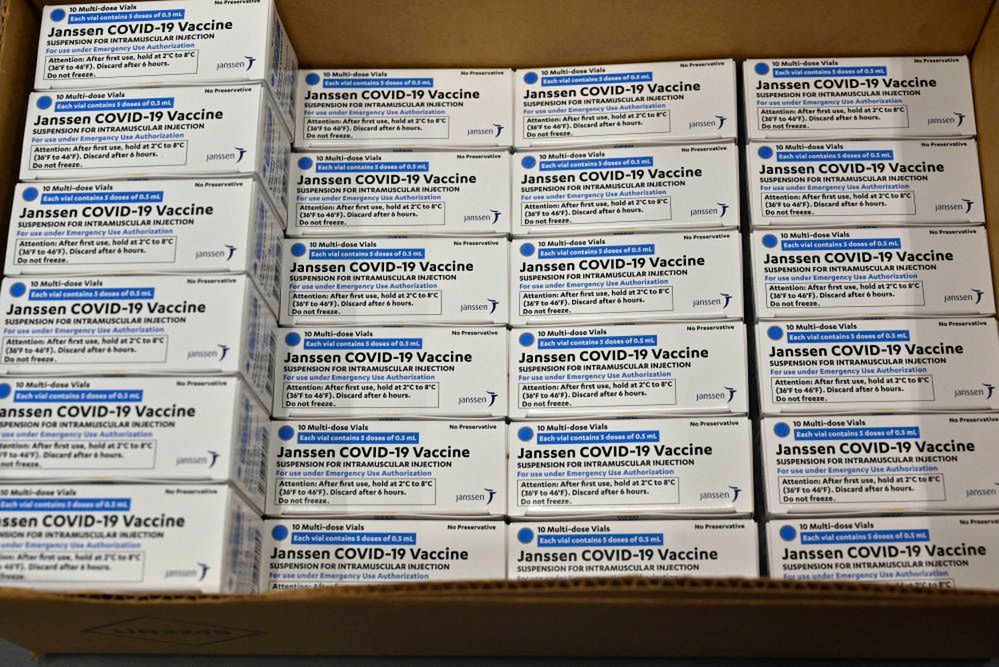 <p>epa09045028 The first boxes of the Johnson and Johnson COVID vaccines at the McKesson Facility in Shepherdsville, Kentucky, USA, 01 March 2021. US Food and Drug Administration (FDA) on 27 February approved Johnson &amp; Johnson single dose coronavirus vaccine, of which 3.9 doses will be distributed all over US.  EPA/TIMOTHY D. EASLEY / POOL<br />
Dostawca: PAP/EPA.</p>