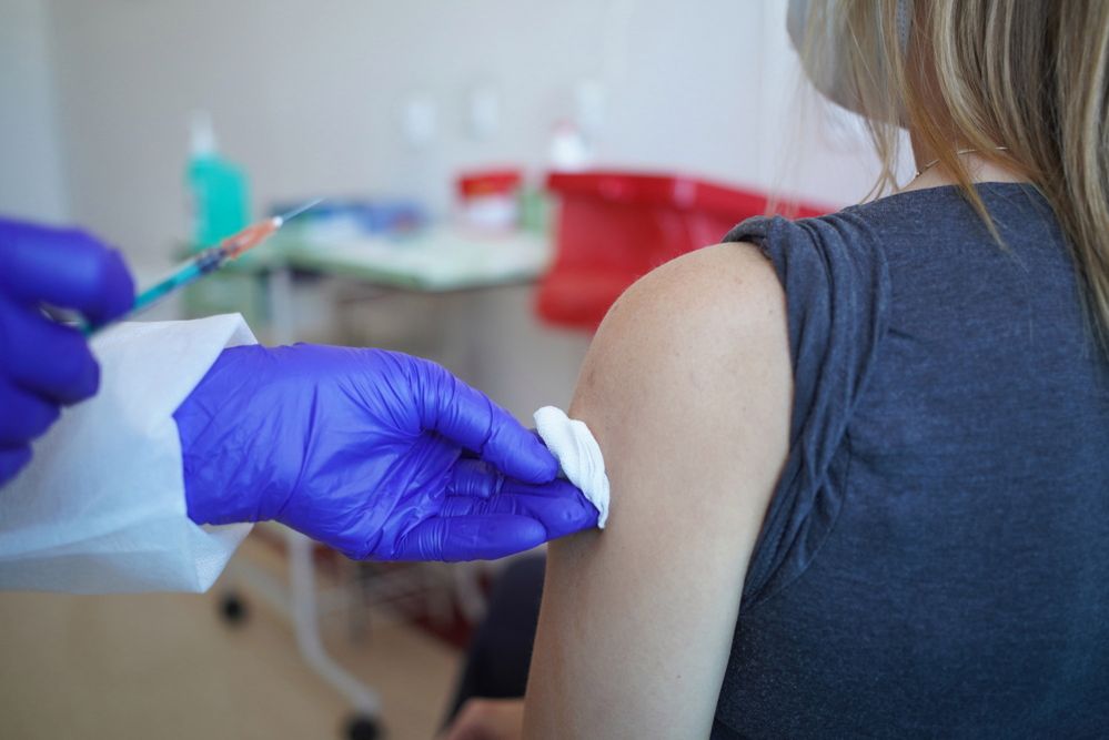 <p>Warszawa, 12.02.2021. Koronawirus w Polsce. Szczepienia nauczycieli w Centralnym Szpitalu Klinicznym MSWiA w Warszawie, 12 bm. Rozpoczynaj¹ siê szczepienia przeciw COVID-19 dla nauczycieli, w pierwszej kolejnoci dla tych, którzy obecnie pracuj¹ stacjonarnie. Na szczepienia zarejestrowa³o siê 268 tysiêcy nauczycieli, to oko³o 65 procent uprawnionych w tej grupie.  (kf) PAP/Leszek Szymañski</p>