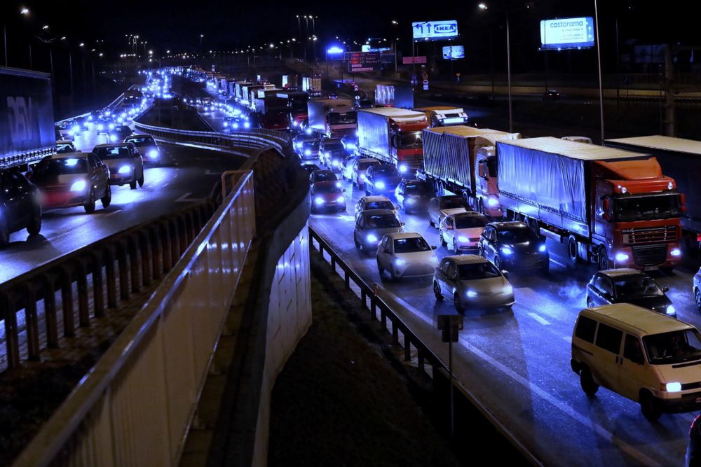 Mieszkańcy Warszawy i Krakowa chcą zakazu sprzedaży nowych samochodów spalinowych.