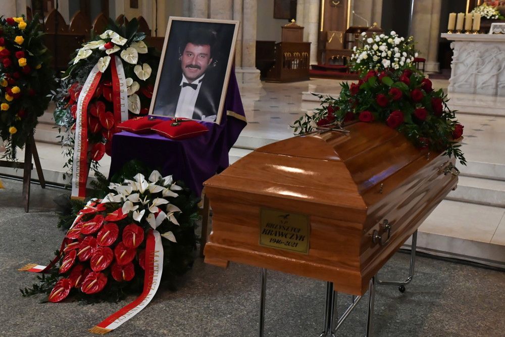 Ponad tysiąc osób na pogrzebie Krzysztofa Krawczyka w podłódzkich Grotnikach.
