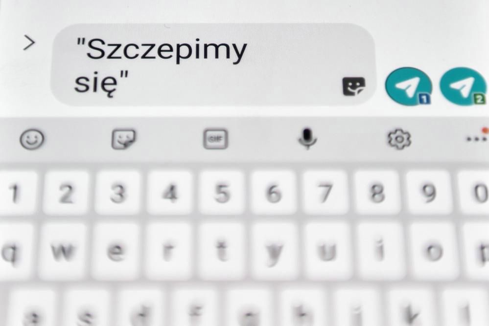 <p>widnik, 22.01.2021. Koronawirus w Polsce. Rejestracja na szczepienie za porednictwem SMS-a, 22 bm. w widniku. Uruchomiony zosta³ kolejny kana³ rejestracji na szczepienia przeciw COVID-19 dla osób z grupy 70 plus. Wystarczy wys³aæ wiadomoæ o treci SZCZEPIMY SIÊ pod numer 664 908 556. (wj/awol) PAP/Wojtek Jargi³o</p>