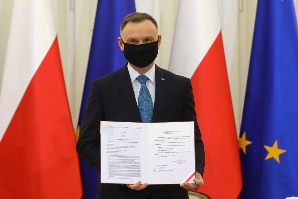 <p>Warszawa, 31.05.2021. Prezydent Andrzej Duda podczas uroczystoci ratyfikacji decyzji Rady (UE, Euratom) 2020/2053 z dnia 14 grudnia 2020 r. w sprawie systemu zasobów w³asnych Unii Europejskiej oraz uchylaj¹cej decyzjê 2014/335/UE, Euratom, 31 bm. w Pa³acu Prezydenckim w Warszawie. (jm) PAP/Rafa³ Guz</p>