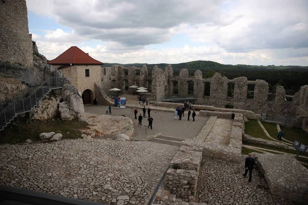 Odrestaurowany zamek w Rabsztynie czeka na zwiedzających.
