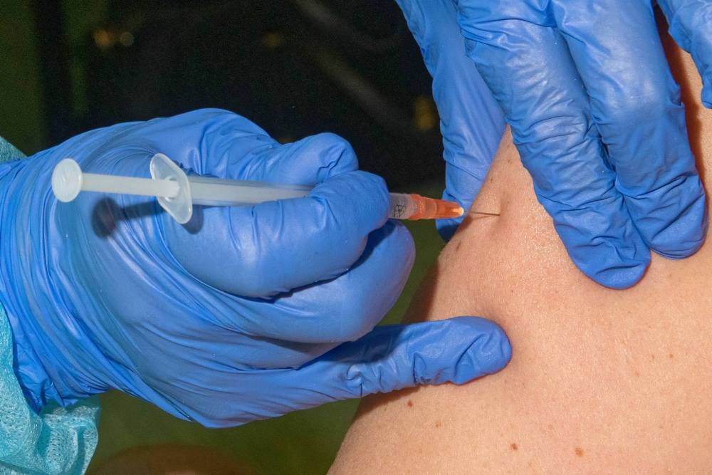 Ponad 6,3 mln osób w Polsce jest w pełni zaszczepionych przeciwko COVID-19.