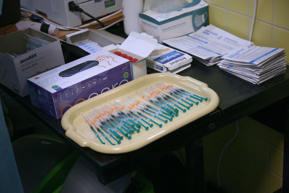 Osoby w wieku 30 i 31 lat mogą od środy zapisywać się na szczepienie przeciw COVID-19.